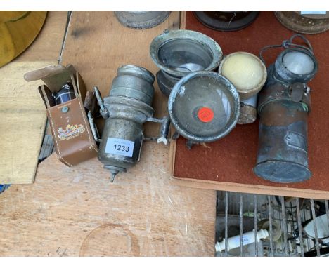AN ASSORTMENT OF VINTAGE AUTOMOBILE LAMPS 