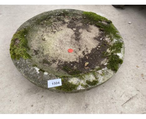 A VINTAGE RECONSTITUTED STONE BIRD BATH TOP 