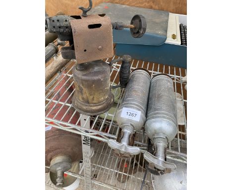 TWO VINTAGE 'JUNIOR PYRENE' FIRE EXTINGUISHERS AND AN 'OTTO BERNZ' BLOW TORCH 