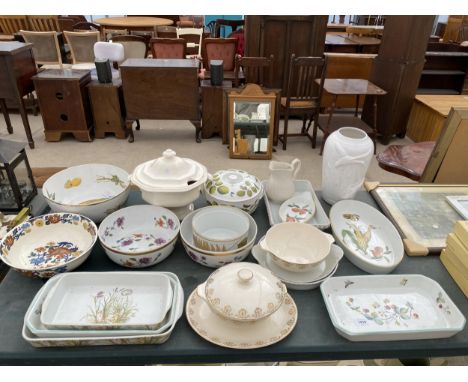 A LARGE ASSORTMENT OF CERAMIC ITEMS TO INCLUDE ROYAL WORCESTER DISHES AND TUREENS ETC 