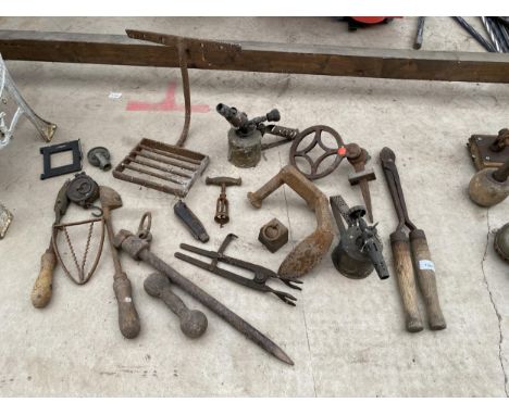 AN ASSORTMENT OF VINTAGE ITEMS TO INCLUDE A COBBLERS LAST, BLOW TORCHES AND TOOLS ETC 