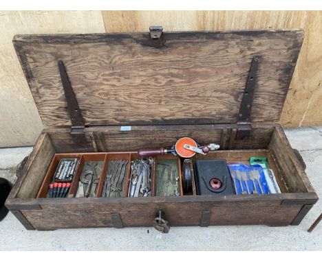 A VINTAGE WOODEN JOINERS CHEST WITH SECTIONAL STORAGE AND AN ASSORTMENT OF TOOLS TO INCLUDE SPANNERS, A MICROMETER AND A BRAC