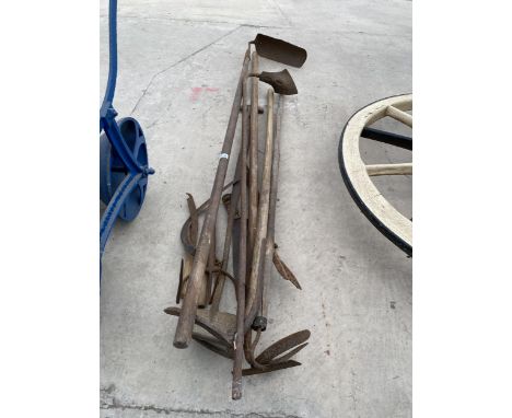 AN ASSORTMENT OF VINTAGE TOOLS TO INCLUDE SYTHES, A DITCHING FORK AND SWAN NECK SPADE ETC 