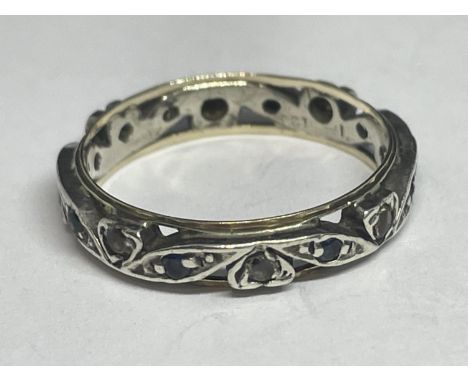 A 9 CARAT WHITE AND YELLOW GOLD RING 