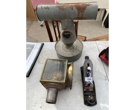 THREE VINTAGE ITEMS TO INCLUDE A STANLEY WOOD PLANE, A COACH LAMP AND A GREENHOUSE HEATER 