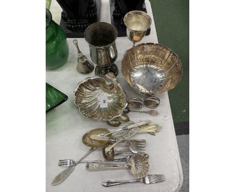 A QUANTITY OF SILVER PLATED ITEMS TO INCLUDE A FLUTED BOWL, 'SCALLOP' DISH, GOBLETS, DECORATIVE STIRRUPS, FLATWARE, PLUS A PA