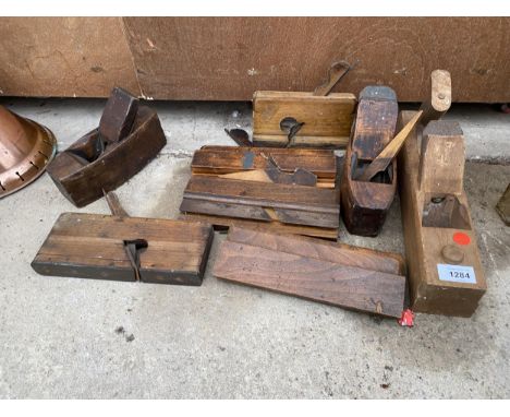 A COLLECTION OF VINTAGE WOODEN HAND PLANES 