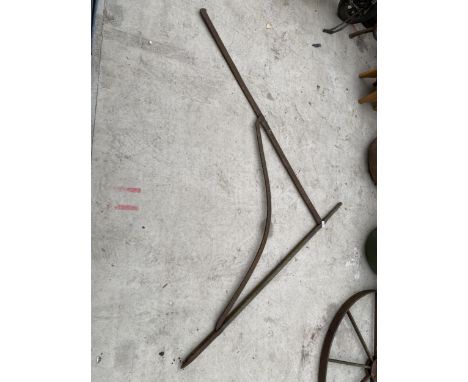 A LARGE VINTAGE IRON WALL BRACKET 