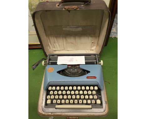 A VINTAGE ROYAL CHALLENGE TYPEWRITER IN A CASE 