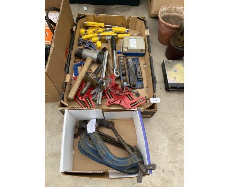 AN ASSORTMENT OF TOOLS TO INCLUDE G CLAMPS, SCREW DRIVERS AND MALLETS ETC 