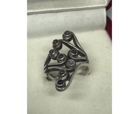 AN ORNATE SILVER DRESS RING SIZE P IN A PRESENTATION BOX 