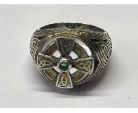 AN ORNATE SILVER RING 