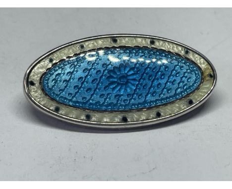 A SILVER AND ENAMEL BROOCH IN A PRESENTATION BOX 