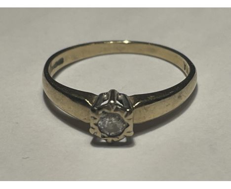 A 9 CART GOLD RING WITH A DIAMOND SOLITAIRE SIZE K 