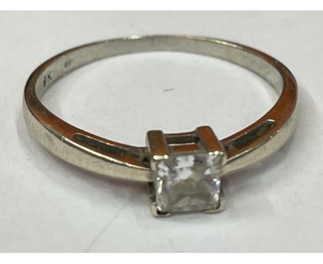 A 9 CARAT GOLD RING WITH A SQUARE SOLITAIRE STONE SIZE M/N 