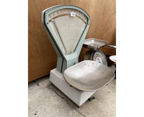 A SET OF VINTAGE AVERY SWEET SHOP SCALES 