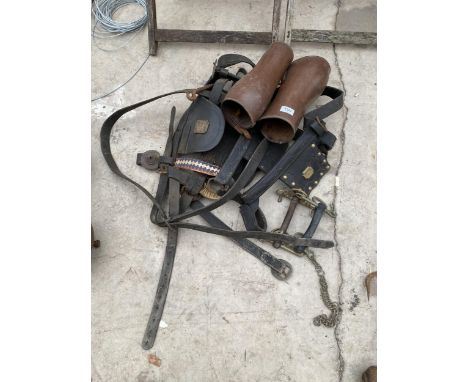 AN ASSORTMENT OF VINTAGE LEATHER HORSE TACK 