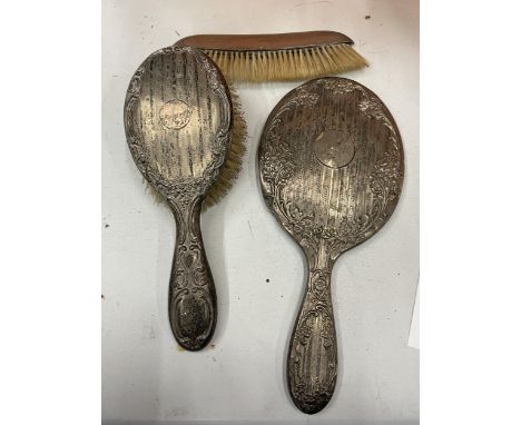 THREE HALLMARKED CHESTER SILVER ITEMS TO INCLUDE A HAIRBRUSH, HAND MIRROR AND COMB 