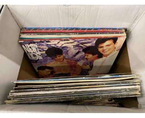 A QUANTITY OF 1950'S TO 1980'S LP'S AND SINGLE RECORDS TO INCLUDE ROLLING STONES, STATUS QUO, BEACH BOYS, LYNYRD SKYNYRD, ELK