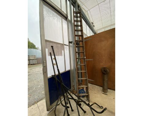 A VINTAGE WOODEN TWO SECTION 30 RUNG EXTENDABLE LADDER 