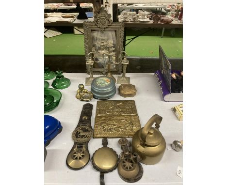 A QUANTITY OF BRASS ITEMS TO INCLUDE A KETTLE, HORSE BRASSES, LETTER RACK, CANDLESTICKS, MIRROR, ETC 