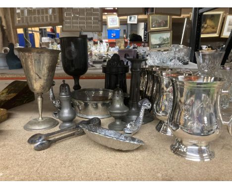 A QUANTITY OF SILVER PLATED ITEMS AND PEWTER TO INCLUDE TANKARDS, GOBLETS, CANDLESTICK, CRUET SET, BOWLS, ETC 