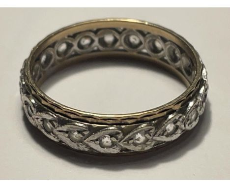 A 9 CARTA GOLD BAND RING WITH WHITE TOPAZ SIZE N 