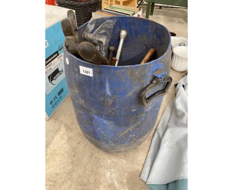 A LARGE ASSORTMENT OF VINTAGE TOOLS TO INCLUDE FILES, SAWS AND SPANNERS ETC 