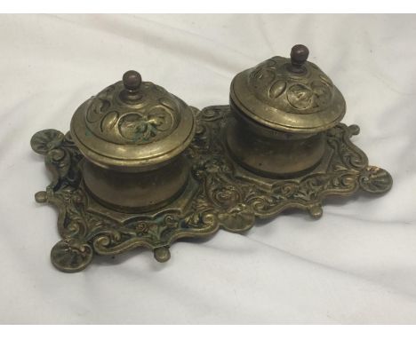 A VINTAGE BRASS INKWELL WITH ORNATE DECORATION INCLUDING ONE LINER 