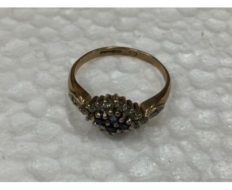 A 9 CARAT GOLD RING WITH A CLUSTER OF SAPPHIRE AND CUBIC ZIRCONIA SIZE O 