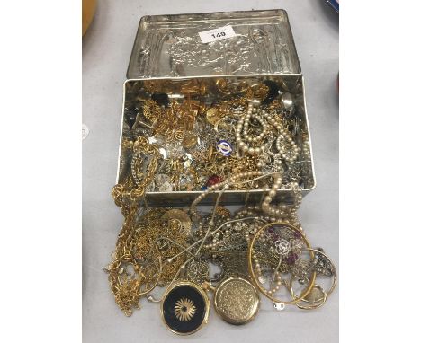 A VINTAGE RILEY'S TOFFEE BOX CONTAINING A QUANTITY OF COSTUME JEWELLERY TO INCLUDE BANGLES, CUFFLINKS, PENDANTS, CHAINS, ETC 