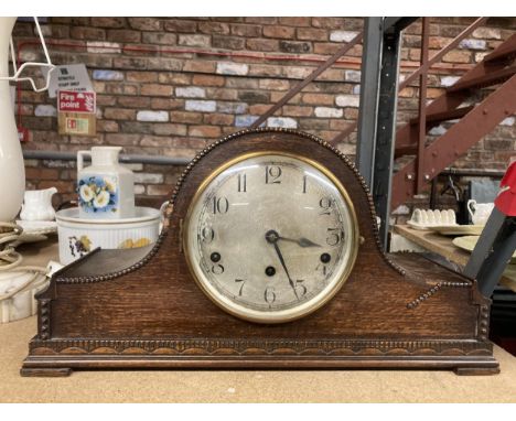 A MAHOGANY CASED VINTAGE MANTLE CLOCK WITH FRONT BEADING AND PENDULUM 