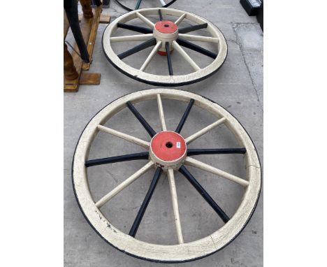 A PAIR OF VINTAGE WOODEN CART WHEEL (D:115CM) 
