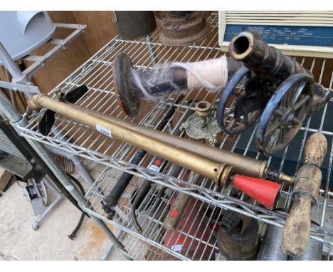 AN ASSORTMENT OF VINTAGE ITEMS TO INCLUDE A CANON AND BRASS GARDEN SPRAYERS ETC 