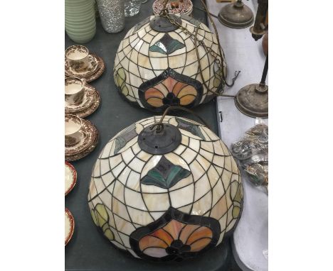 A PAIR OF VINTAGE TIFFANY STYLE CEILING LIGHT SHADES DIAMETER 41CM 