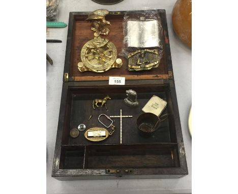 A MAHOGANY BOX CONTAINING A QUANTITY OF ITEMS TO INCLUDE A BRASS SUN DIAL, HIP FLASK, BELT BUCKLE, DISNEY KEYRING, ETC 