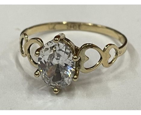 A HALLMARKED 9CT GOLD RING WITH A CUBIC ZIRCONIA STONE SIZE O IN A PRESENTATION BOX 