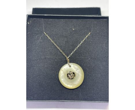A 9 CARAT GOLD AND JADE NECKLACE IN A PRESENTATION BOX 