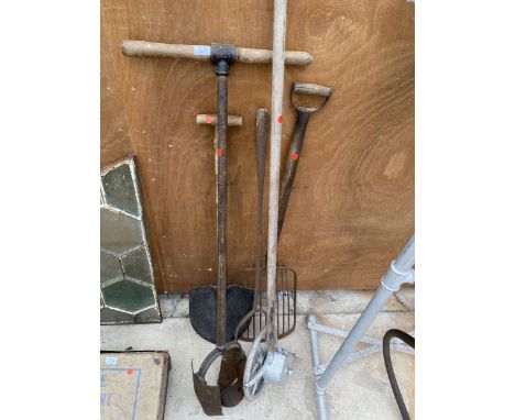 AN ASSORTMENT OF VINTAGE TOOLS TO INCLUDE A SEED DRILL AND SPADE ETC 