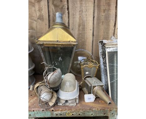 QTY OF LIGHT FITTINGS 