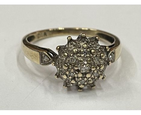 A 9 CARAT GOLD DIAMOND CLUSTER RING SIZE N 