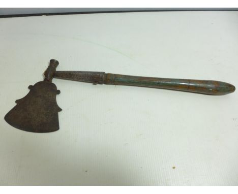 AN ORNAMENTAL LATE 19TH/EARLY 20TH CENTURY AXE WITH PAINTED WOOD HANDLE, LENGTH 36CM 