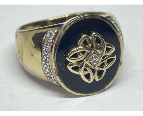 A SILVER GILT AND DIAMOND RING SIZE S IN A PRESENTATION BOX 