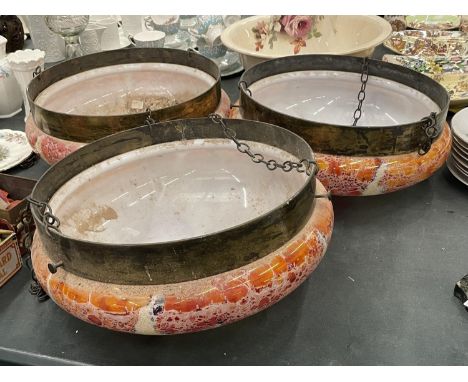THREE LARGE RETRO CEILING LIGHT SHADES IN MOTTLED ORANGE, RED AND CREAM WITH HANGING CHAINS DIAMETER 36.5CM 