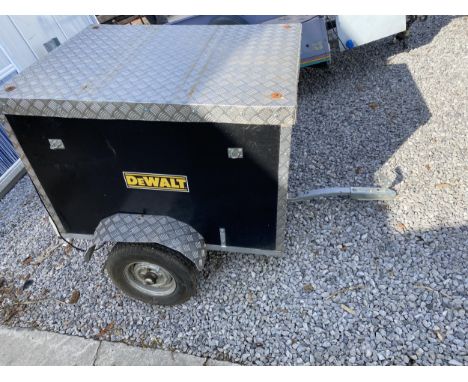 A SMALL SINGLE AXLE CAR BOX TRAILER WITH STEEL PLATE TOP AND LIGHT BOARD 