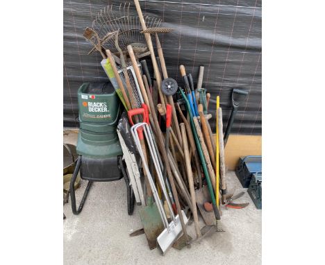 A LARGE QUANTITY OF GARDEN TOOLS TO INCLUDE A BLACK AND DECKER SHREDDER, RAKES, SPADES AND A VINTAGE SACK TRUCK ETC 
