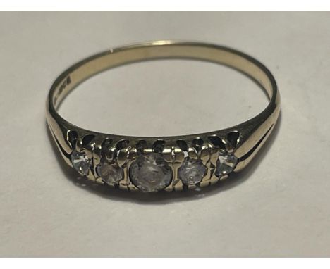 A 9 CART GOLD RING WITH FIVE IN LINE CUBIC ZIRCONIA STONES SIZE N 