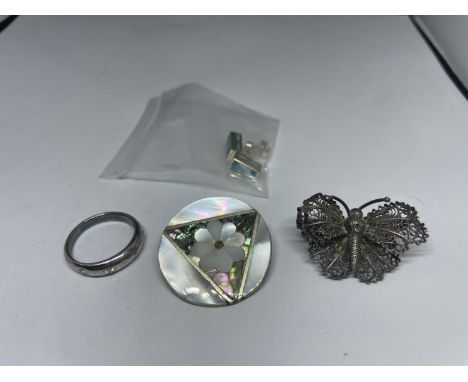 FOUR ITEMS OF SILVER TO INCLUDE A PAIR OF EARRINGS, A RING AND TWO BROOCHES 