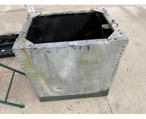 A VINTAGE GALVANISED WATER TANK/TROUGH (61CM X 46CM X 62CM) 