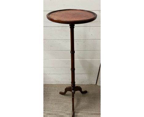 A mahogany lamp table on tripod legs (H102cm Dia29cm)